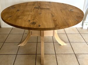 Pyöreä pöytä tammikannella