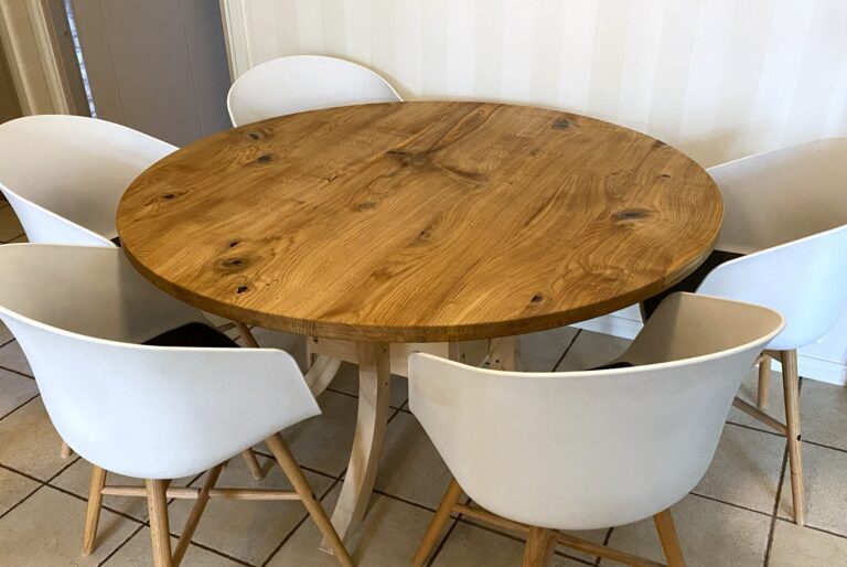 Pyöreä tammipöytä