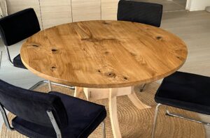 Pyöreä tammipöytä